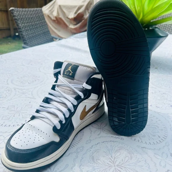 Nike Air Jordan Basketball Men’s 9.5 - Picture 2 of 3